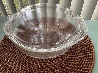 Vintage round Pyrex Casserole dish with lid.  Great condition.  10” diameter