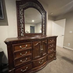 Three piece bedroom set quality craftsmanship and material- Looks elegant And Modern