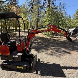 Mini Excavator With Concrete breaker and 14” bucket 