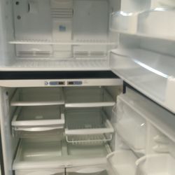 G.E. REFRIGERATOR EVERYTHING GOOD
