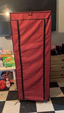 Zippered closet storage