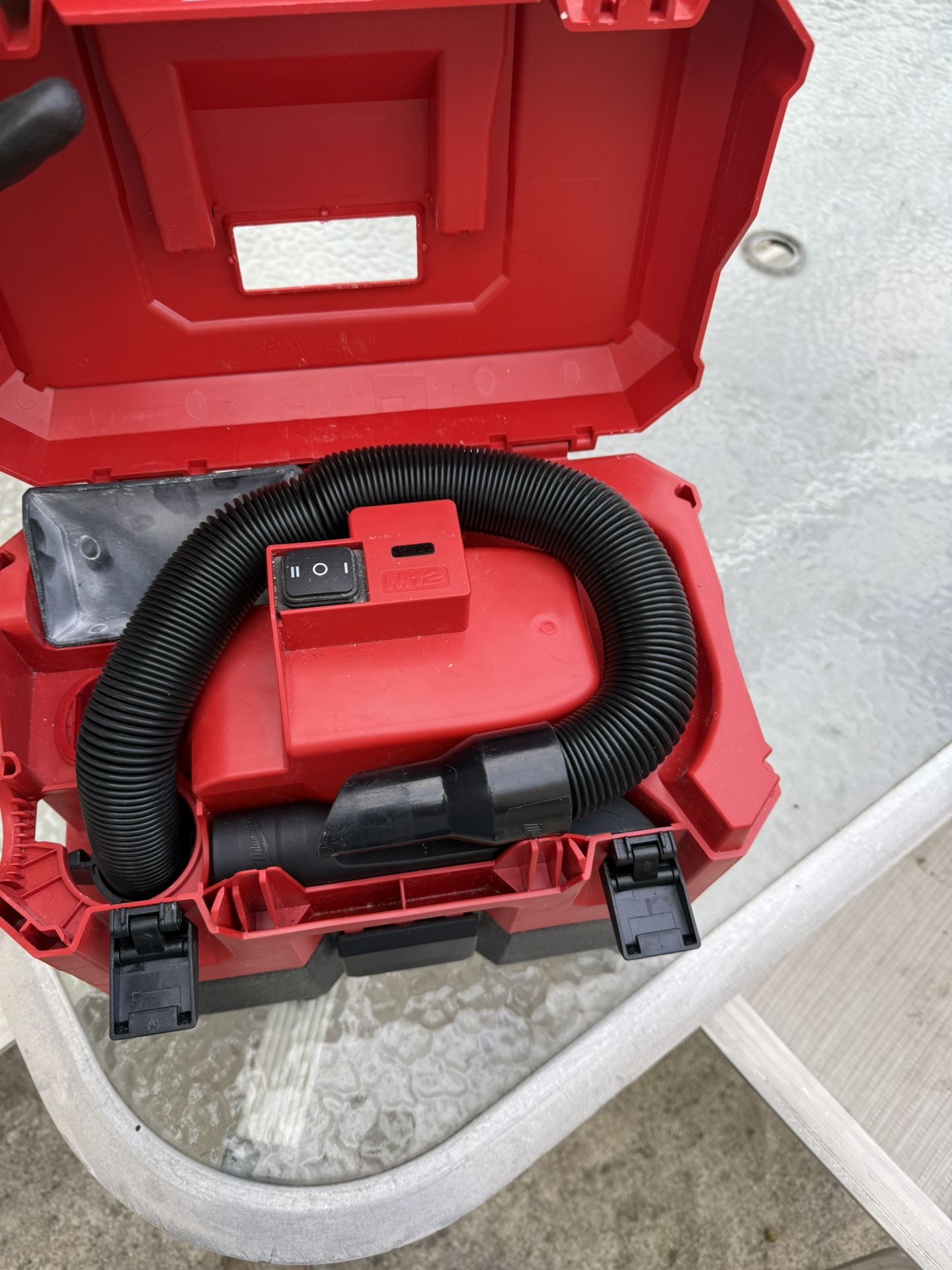 12 V Milwaukee Vacuum 