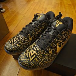 kobe 11 Mamba day sz 13.5M