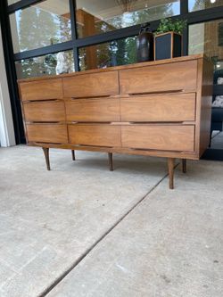 Mid century modern 9 drawer dresser