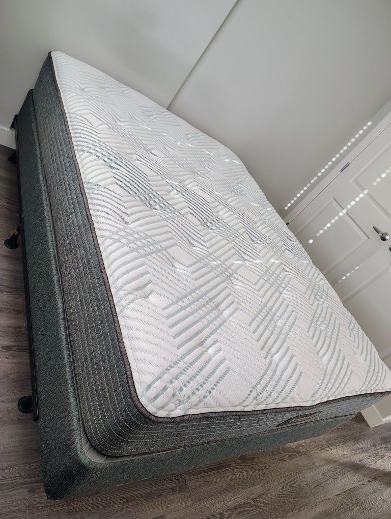 Beautyrest Queen Bed: Mattress+Box Spring+ Metal Frame+ Bedding