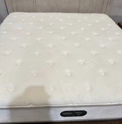 Lovely ✨🩵KING ✨🩵MATTRESS ✨🩵AND ✨🩵BOX SPRING