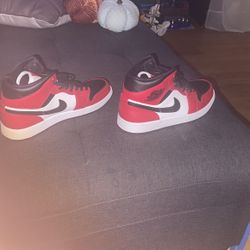 Air Jordan 1 Chicago mids