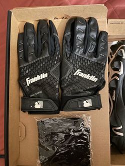 Softball Gloves & Sleeves