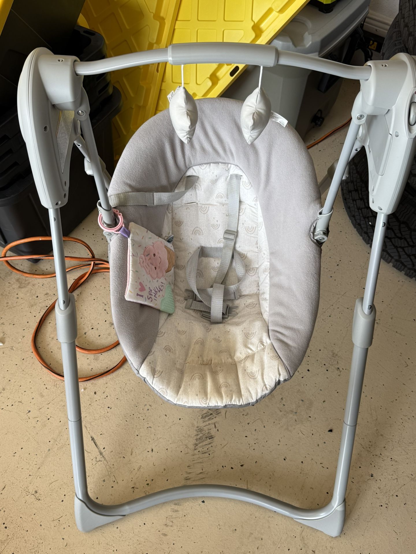 Graco Slim Spaces Compact Baby Swing