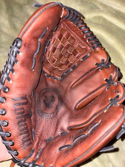 Like new mitt. Location posted