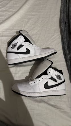 air Jordan 1 mid white/black  size 9