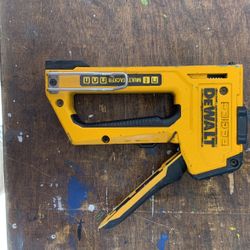 Dewalt Multi attacker Staples 