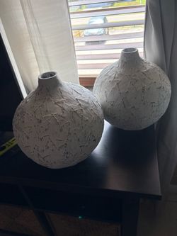 Set of 2 White Textured Round Vases