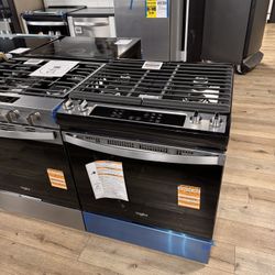 Brand-New Whirlpool 5.0 Cu. Ft. Whirlpool Gas Range with Frozen Bake Technology weg515s0l