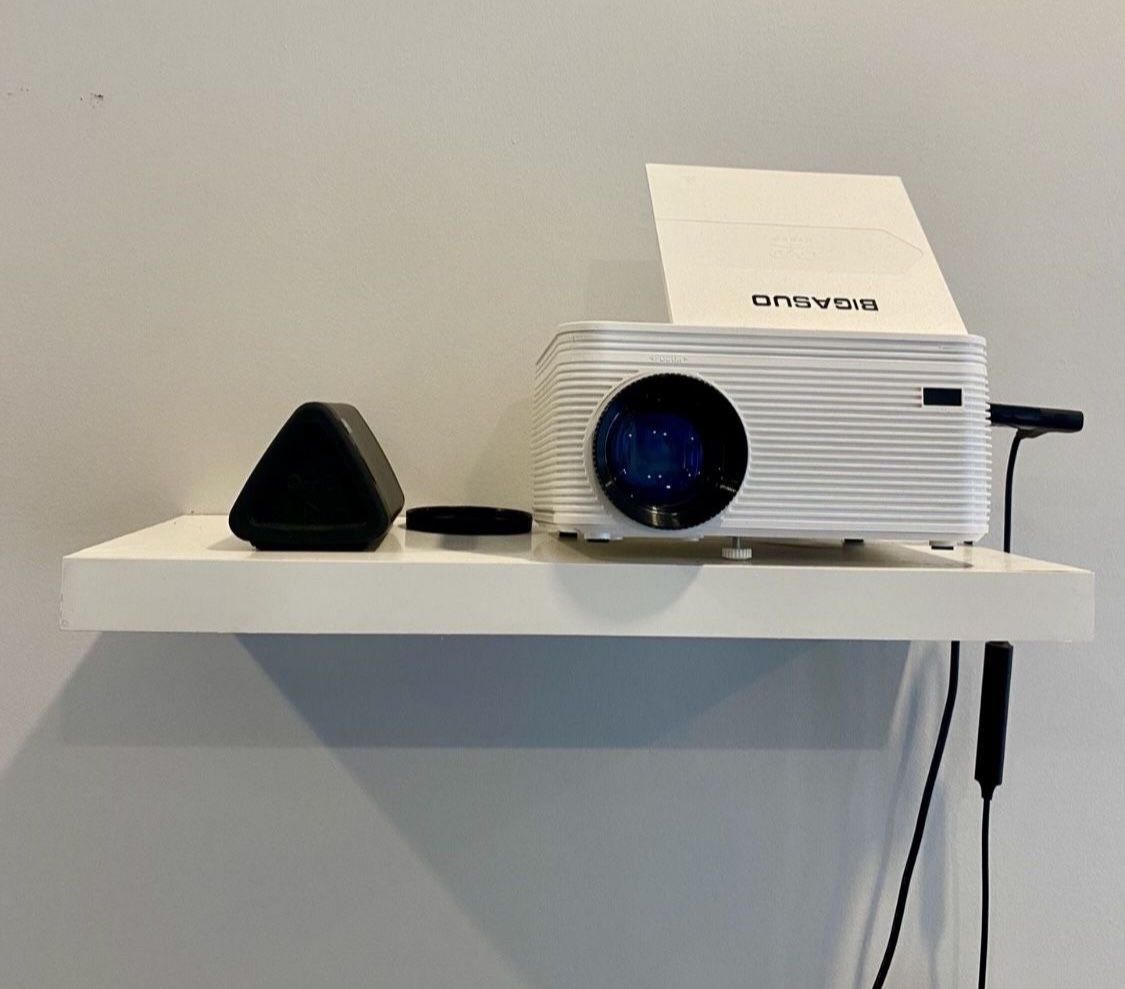 BIGASUO Pro302 HD Bluetooth Projector Built in DVD Player