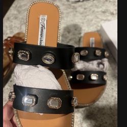 Women’s Sandals Size 7.5 Brand New ! 