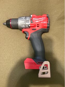 Milwakee hammer drill with batteries and charger