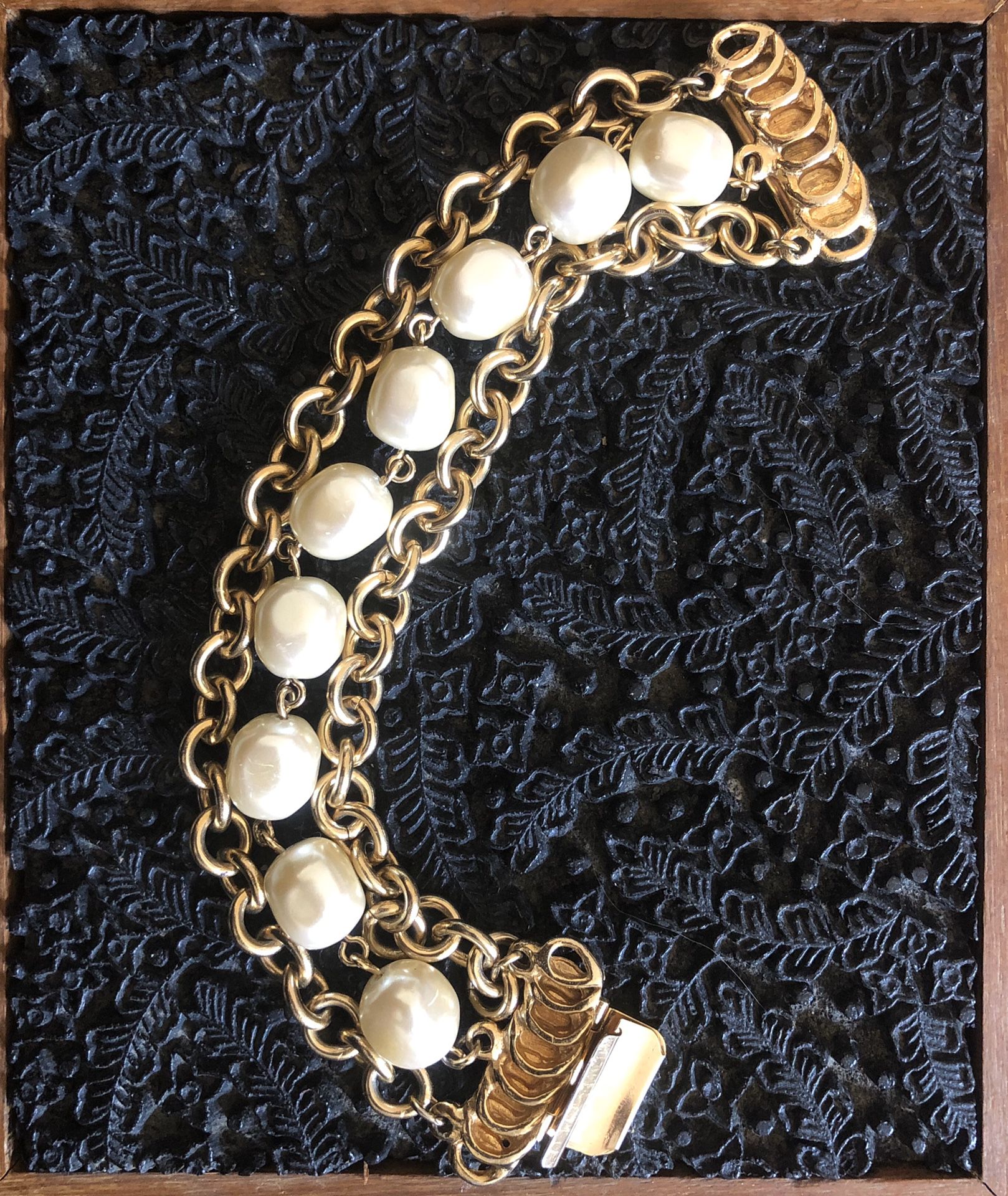 Vintage 3 strand pearl and gold tone chain bracelet