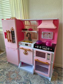 Play kitchen with accessories and working battery