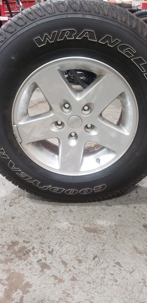 Jeep rims And Tires 255/75/17 Like New