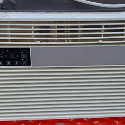 Aire Acondicionado Lo Use Por Un Tiempo Y Lo Quite Porque Puse Uno Más Grande Ya No Lo Necesito Trae Su Control También. $25.00 