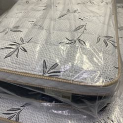 ✨Mattress Pillow Top All Sizes ✨ 🚨12” inches tall 🚨All sizes 💠Queen sizes $200 💠Full sizes $180 💠Twin sizes $150 💠Cal king $330 💠E. King $330