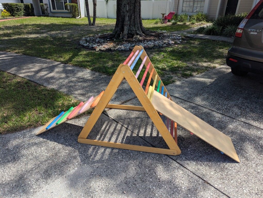 Pickler Triangle (Triangular Wooden Climbing Frame for Toddler)