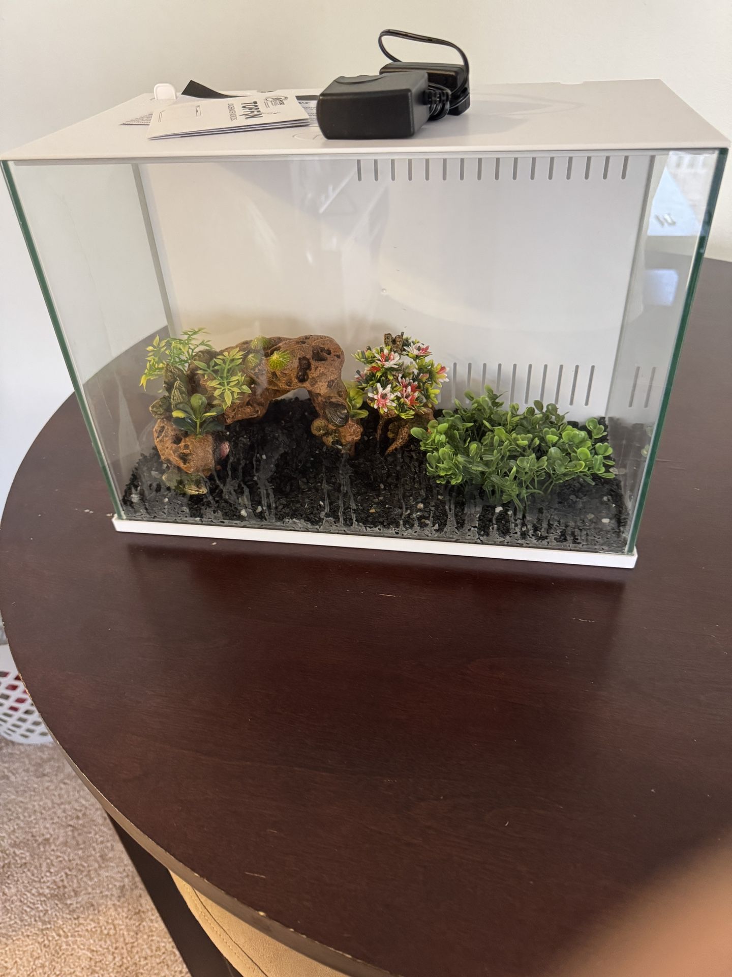 5 Gallon Fish Tank w/ built in filter and lighting