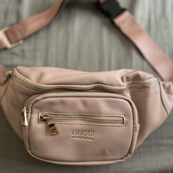 Fannypack with adjustable strap