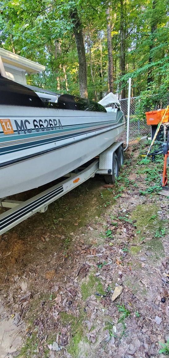 22 ft Sunchaser deck boat