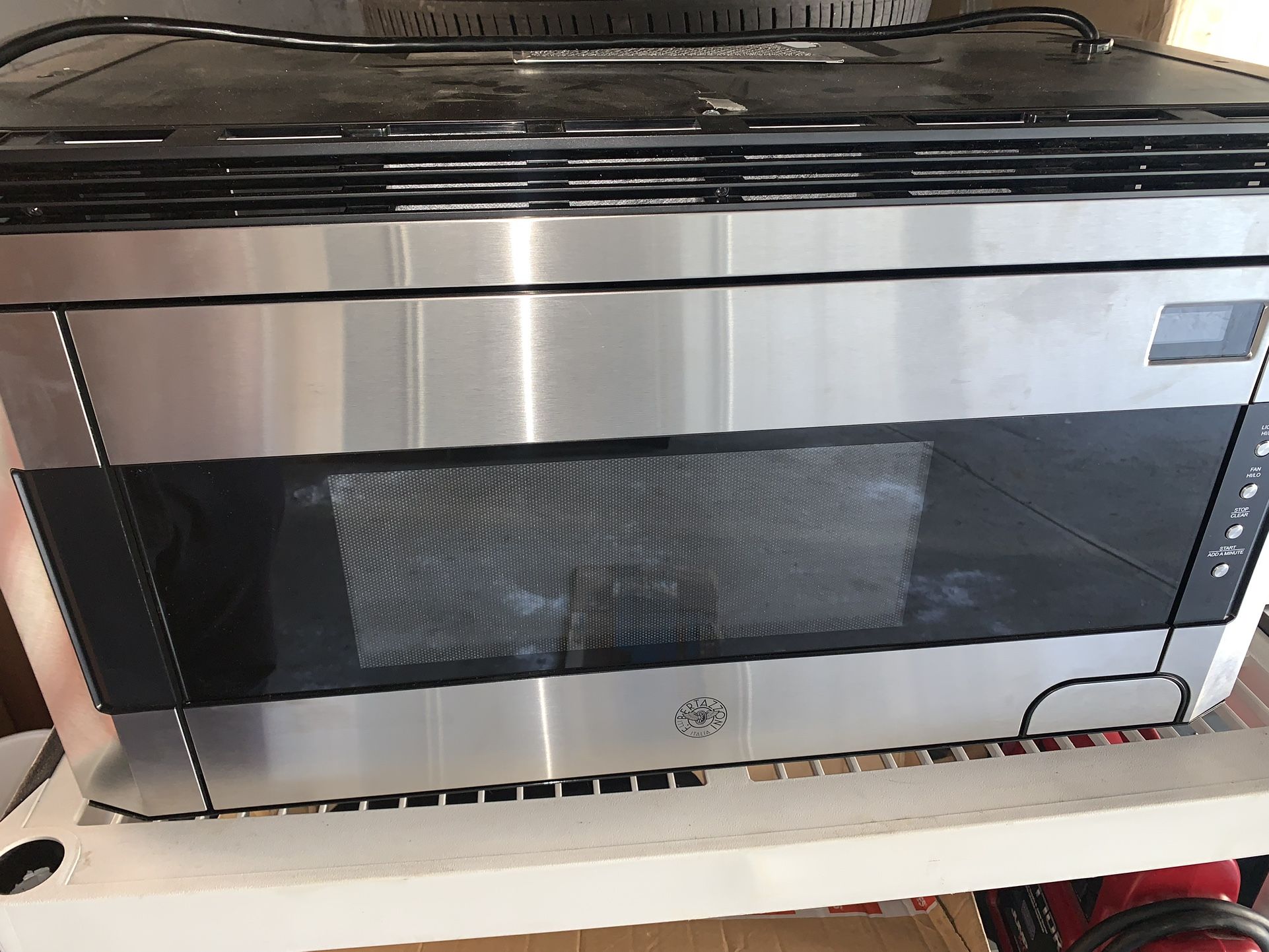 Microwave for sale for Sale in Queens, NY - OfferUp