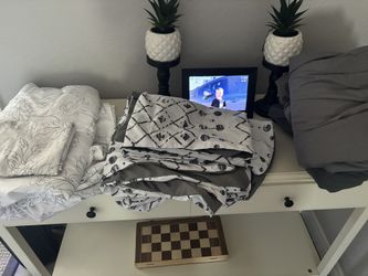 Like New Duvet set - queen bed