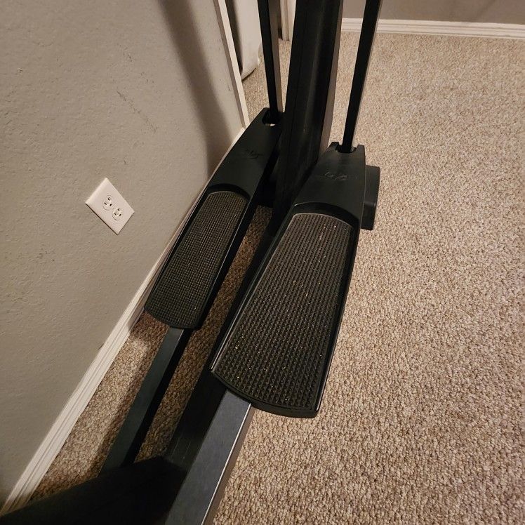 Like New Elliptical Trainer NordicTrack CX 925 for Sale in Las Vegas