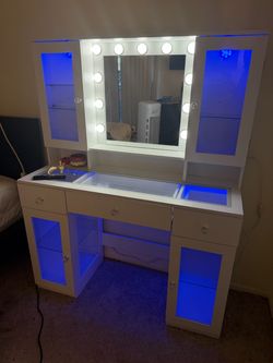 Vanity (led lighting) changes colors