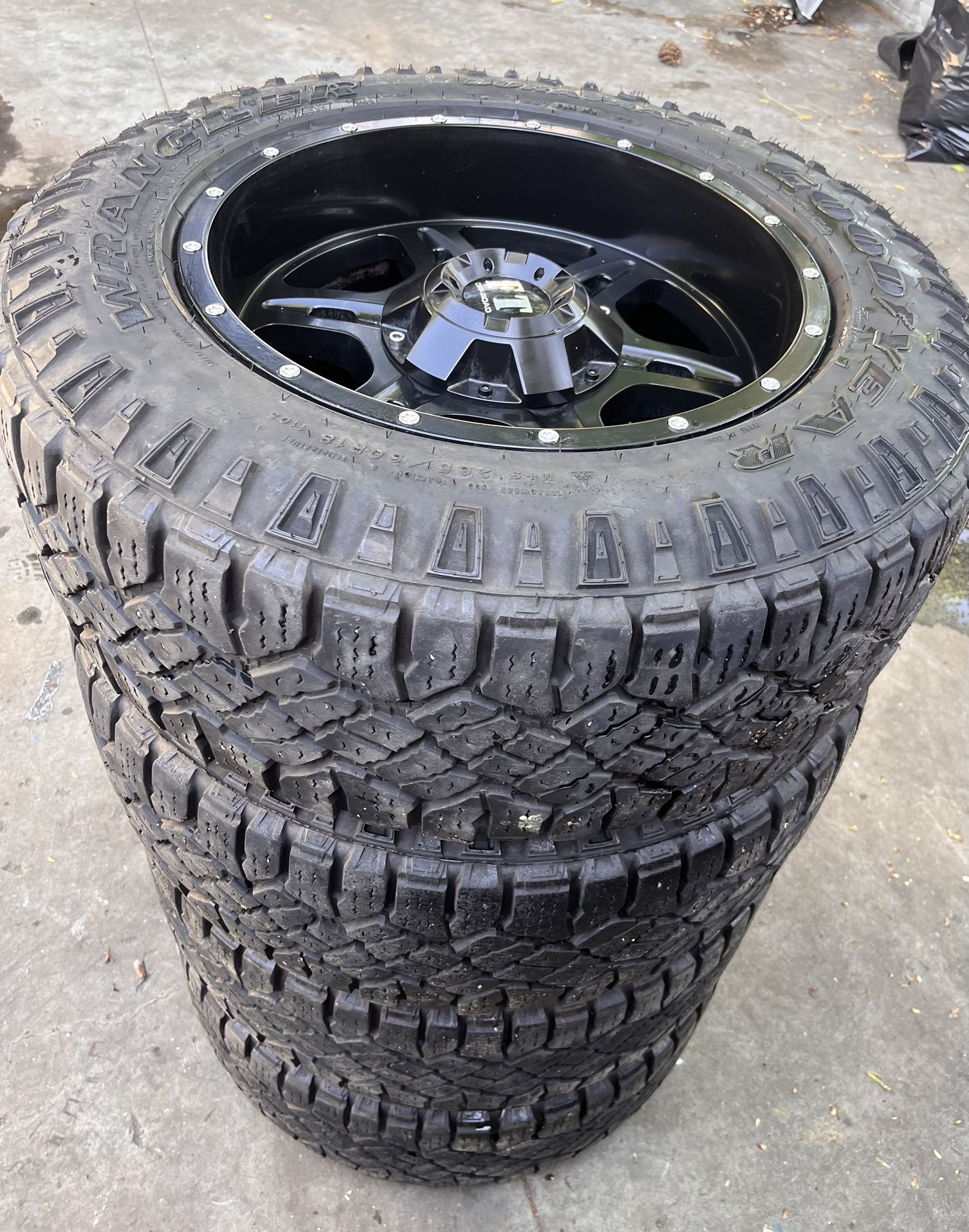 Cuatro Rines Para Toyota Tacoma Chevy Ford Nisan De 6 Birlos Se Los Quite Mi Camioneta Las Llantas Y Los Rines Estan Casi Nuevos $980