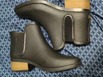 Unicare Women’s Black Rubber Chelsea Ankle Boots Pull-On Round Toe US 7