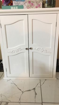 White, wooden, 3-shelf dresser/cabinet
