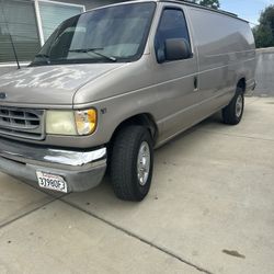 2002 Ford Economize V10. 