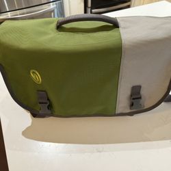 Timbuktu 2 Large messenger W/ Snoop Camera Insert