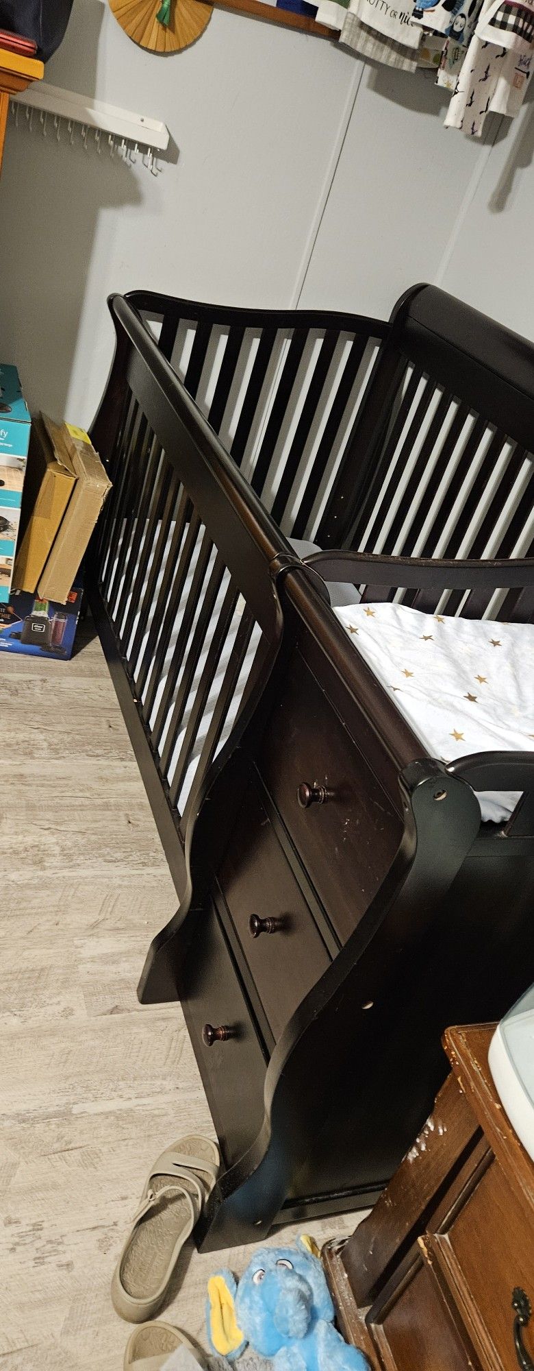 Sorelle Princeton and Tuscany Baby Crib with changing table.