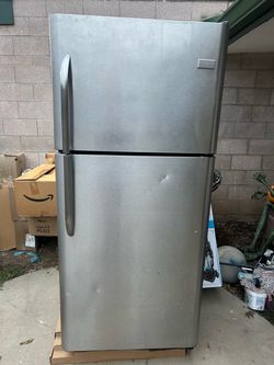 Frigidaire 30" Top-Freezer Refrigerator (20.4 cu ft) - Fully Functional!