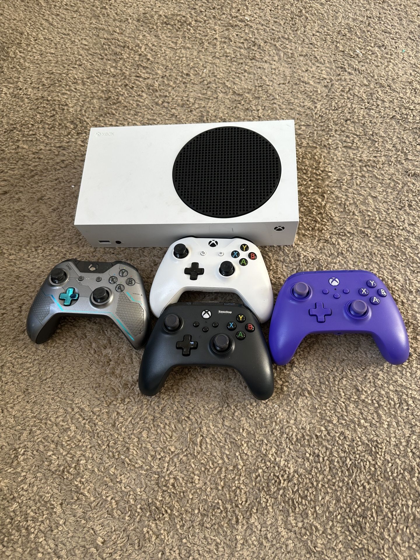 Xbox Series S 256GB With 4 Controllers