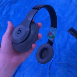 Beats Studio 3 (condition is not too good but still work)