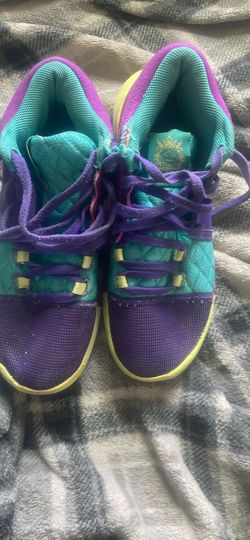 Athletic shoes