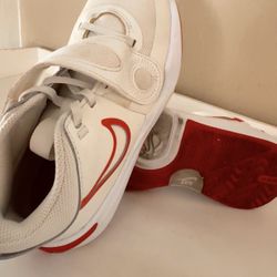 Nike Team Hustle D 11 Boys Size 5Y