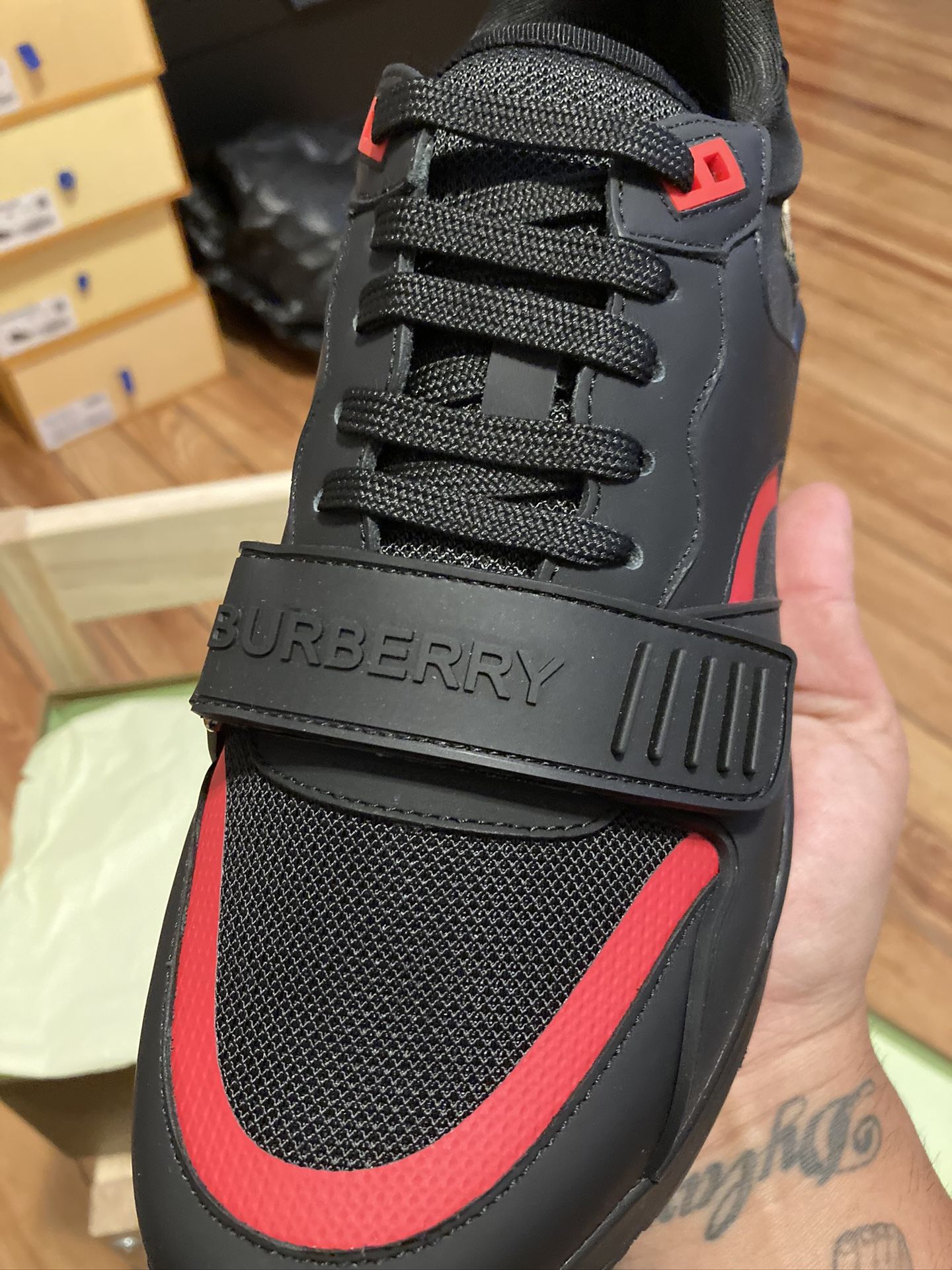 Low Cut Burberry Sneakers Sz 7/7.5 (40) for Sale in Queens Low Cut Burberry Sneakers Sz 7/7.5 (40) for Sale in Queens