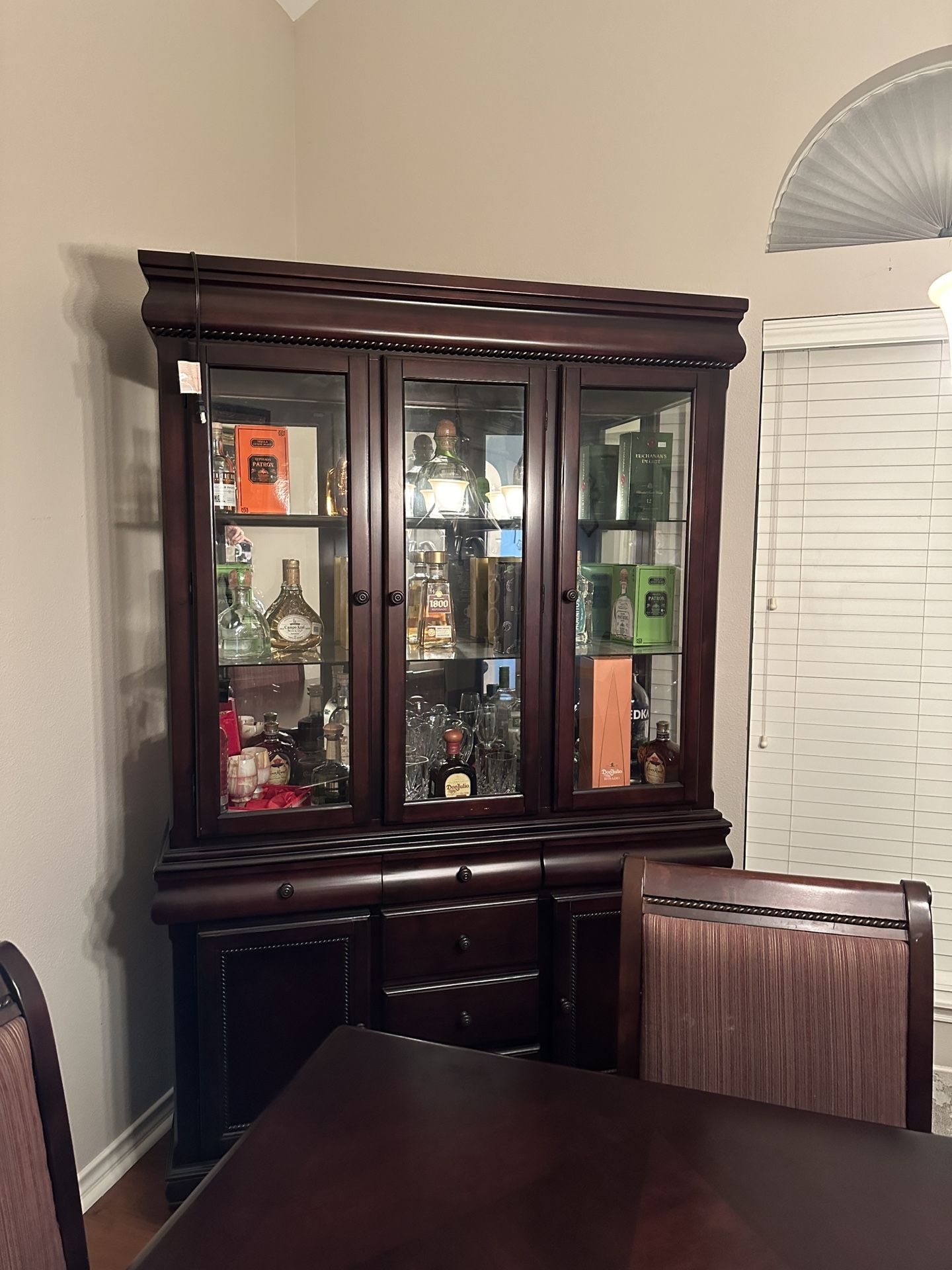 6 Chair Dining Table And Hutch