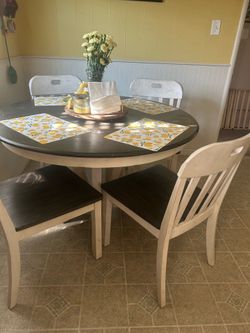 Solid wood table w/4 chairs and leaf
