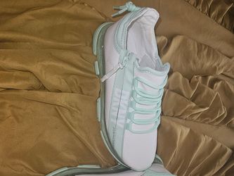 DKNY SNEAKERS