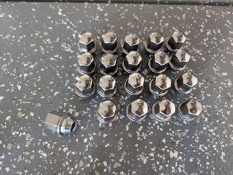 Lug Nut Set with Key Lock